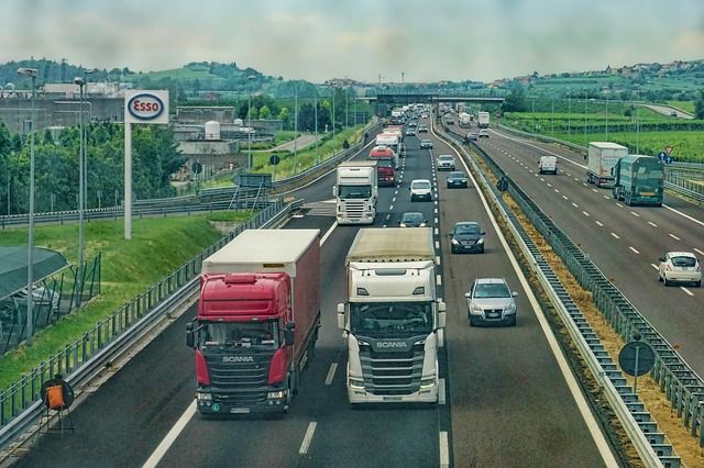 Vrachtwagens op snelweg via Pixabay