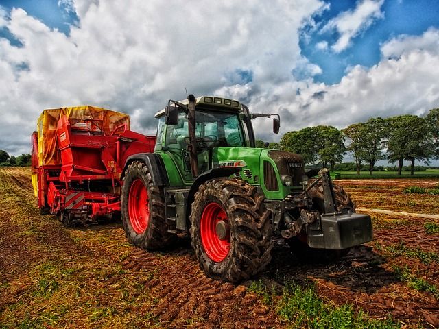 Tractor via Pixabay