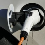 Elektrische auto zestien procent duurder om te verzekeren dan benzineauto