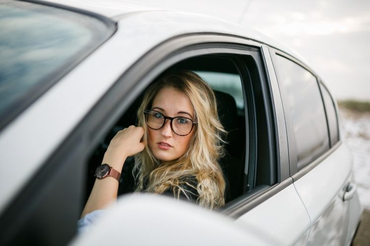 Auto bestuurder vrouw via Pixabay