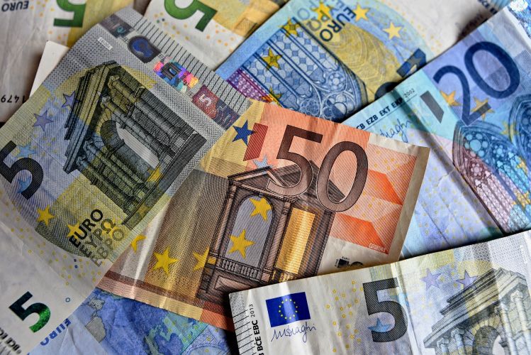 Euro's 5 via Pixabay