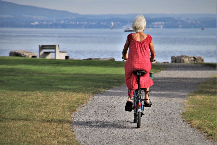 Pensioen vrouw op fiets via Pixabay